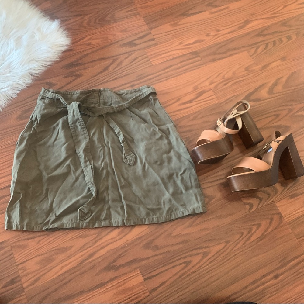 🚨SOLD🚨Forever 21 olive green skirt size S - Picture 2 of 10